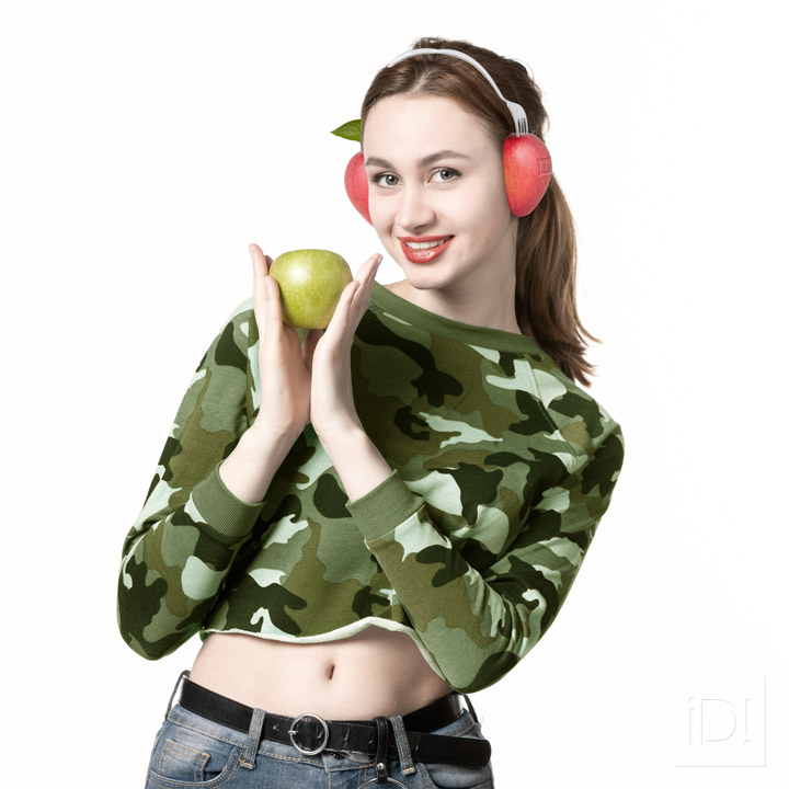Pom-pom Girl avec un casque pomme rouge de nouvelle technologie Whiteteeth